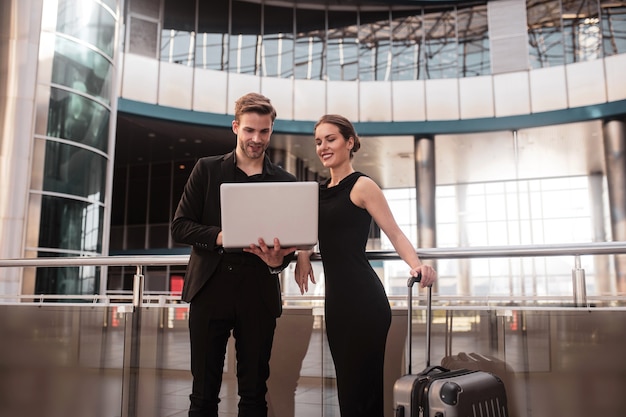 Elegante mujer y hombre trabajando en el aeropuerto