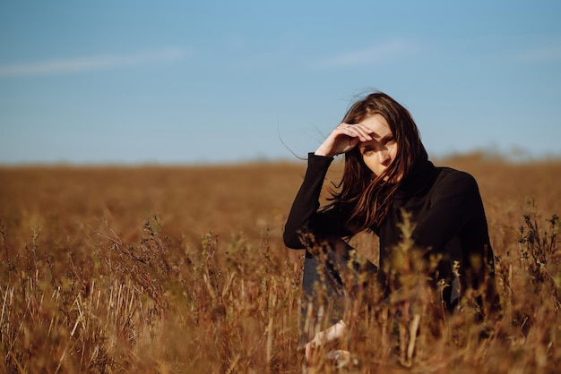 Elegante mujer joven posando en un campo Concepto de estilo de vida de glamour de moda Otoño