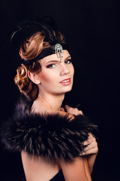 Elegante mujer joven en ropa interior negro posando en el estudio.