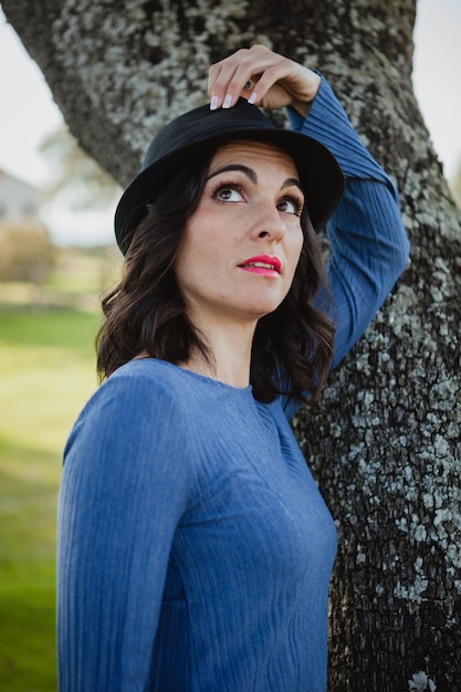 Elegante mujer joven con sombrero negro