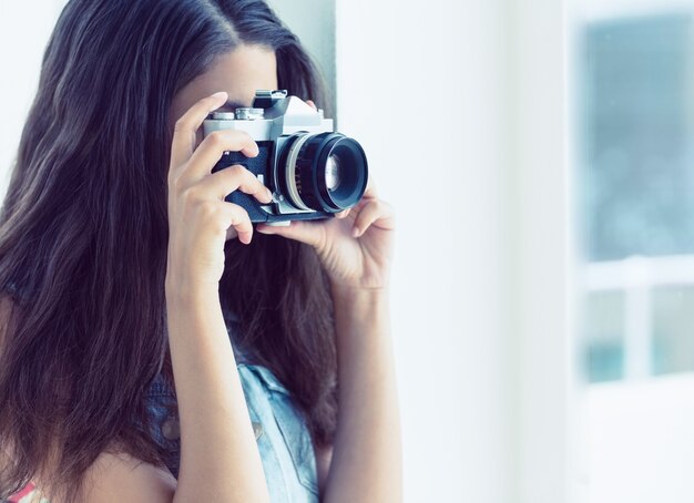 Elegante mujer joven tomando una foto