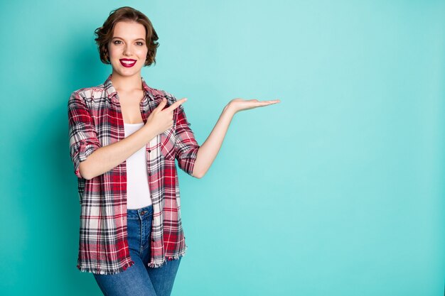 Elegante mujer milenaria moderna con traje de estilo casual