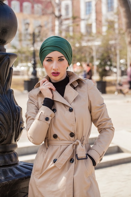 Elegante mujer musulmana en la ciudad