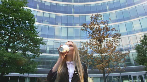 Foto elegante mujer de negocios con café en la calle