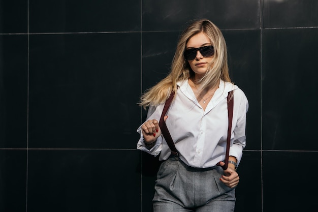 Elegante mujer de negocios posando afuera