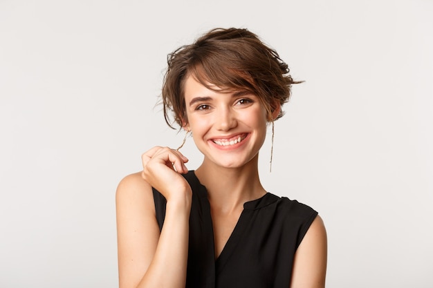 elegante, mujer de negocios, sonriente, en cámara del juez, satisfecho