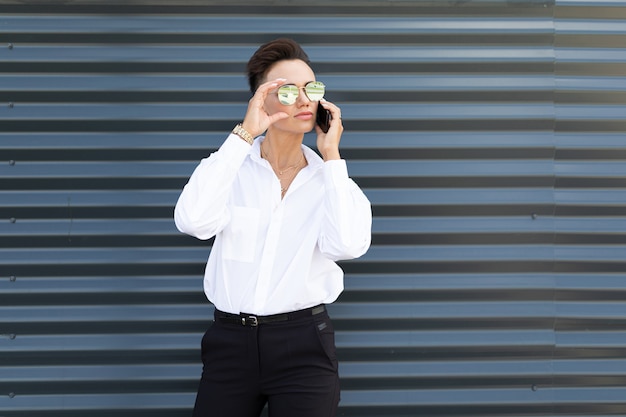 Elegante mujer de negocios en el trabajo, concepto de una mujer fuerte y segura