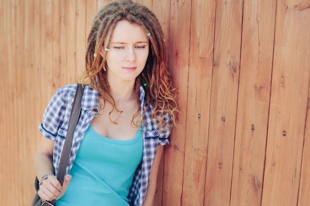 Elegante mujer con rastas