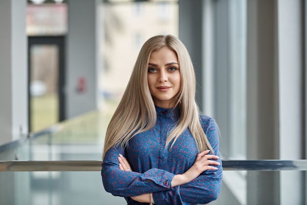 Elegante mujer rubia dentro del apartamento