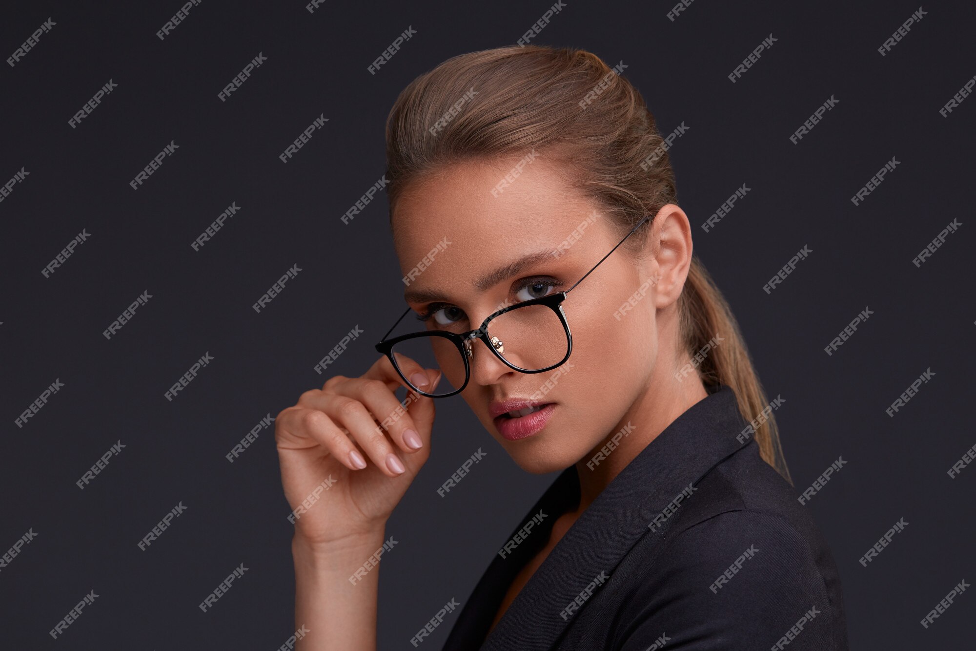 mujer seria en lentes cuadrados. adulta hermosa empresaria en traje | Foto Premium