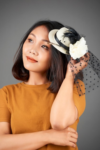 Elegante mujer sombrero pequeño | Premium