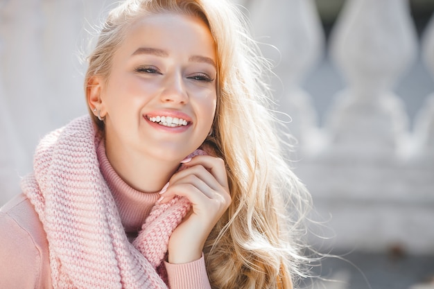 Elegante mujer urbana. Retrato de dama al aire libre. Primavera, otoño, otoño. Hermosa mujer al aire libre.