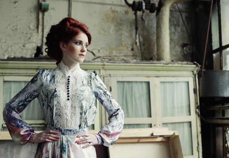 Foto elegante mujer en vestido romántico.