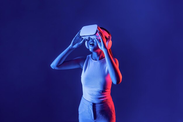 Elegante mulher conectar metaverso olhando gerado área virtual alucinação