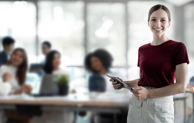 Elegante, mulher negócios fica, em, escritório, com, tablete digital