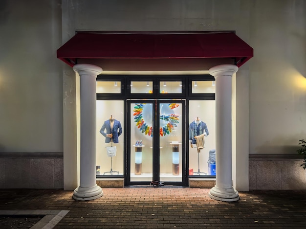 Elegante nächtliche Schaufenstervorführung, die Mode und farbenfrohe Arrangements präsentiert