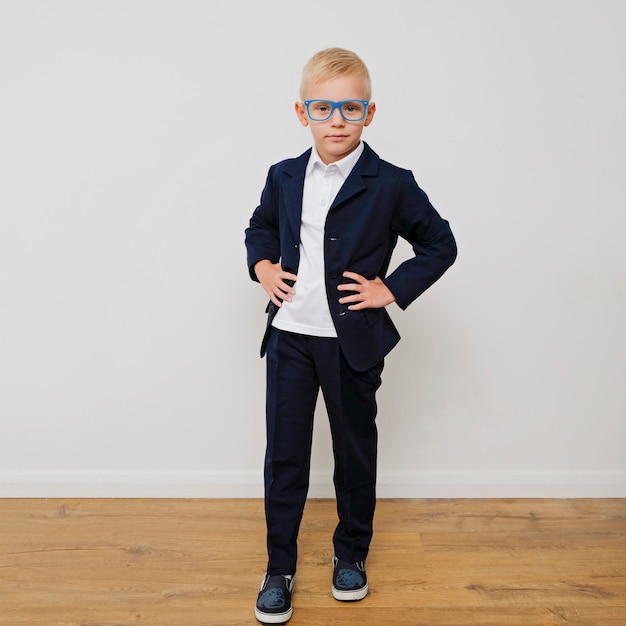 Elegante niño de moda en gafas con un traje.