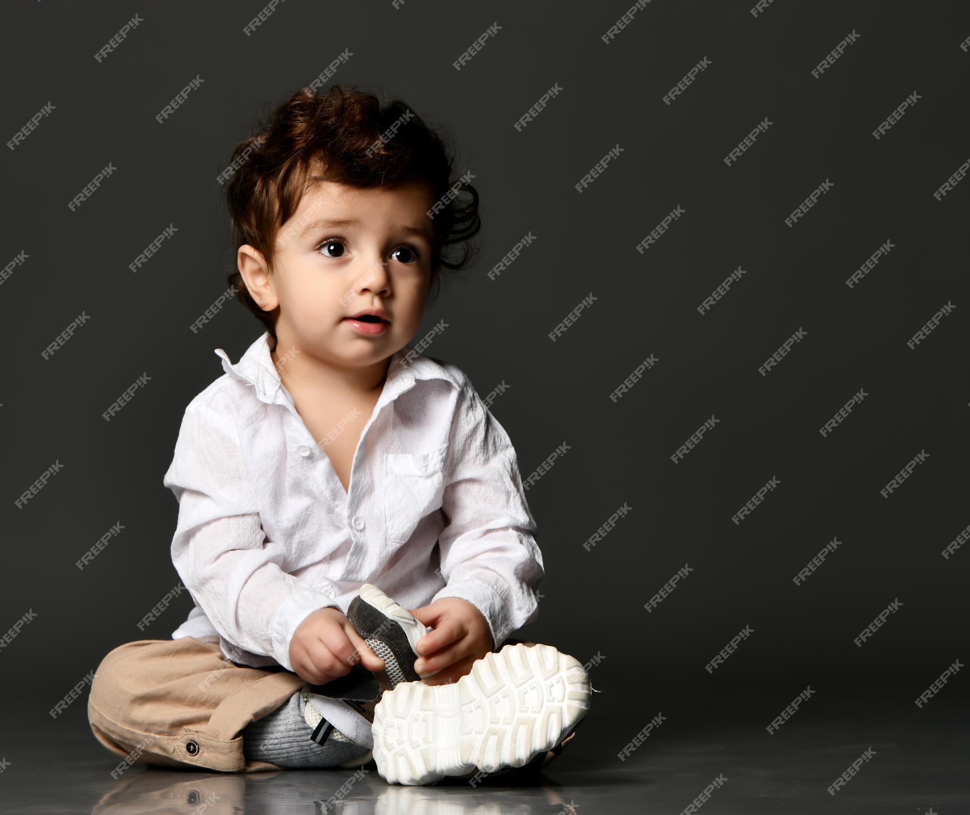 Elegante niño de moda modelo bebé niño pequeño en ropa retrato aislado tiro aislado sobre gris de estudio moda y traje de moda para publicidad infantil | Foto Premium