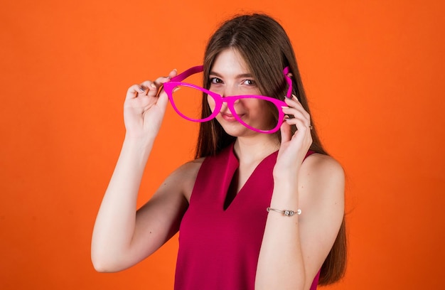 Elegante niño usa gafas de fiesta moda para niños concepto de belleza infantil divertido niña adolescente de infancia feliz mirando a la moda y con estilo modelo adolescente de moda posando Diferente es hermoso