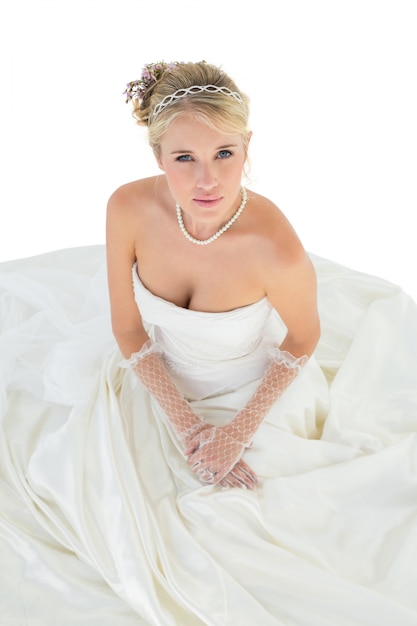 Foto elegante noiva no vestido de casamento sobre fundo branco