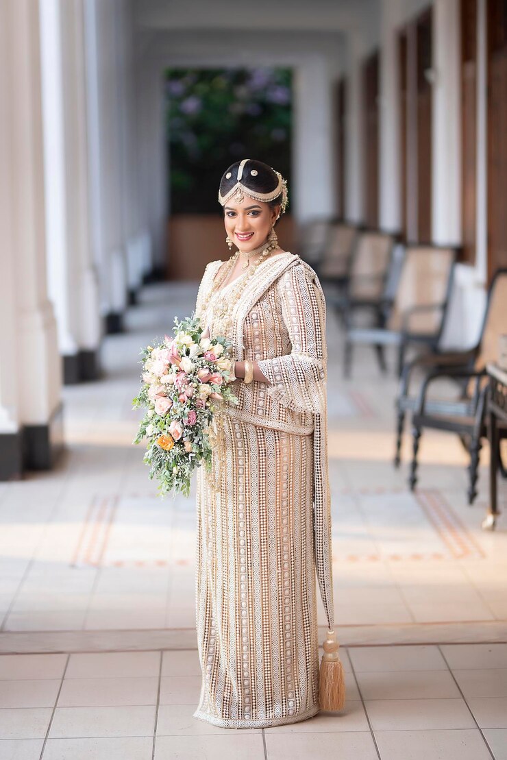 Foto elegante noiva tradicional do sri lanka com jóias kandyan