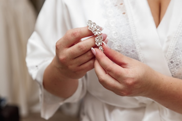 Elegante novia con aretes de plata