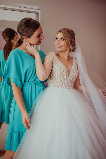 Elegante novia feliz vistiendo vestido sonriendo a las damas de honor en la ventana preparación rústica de la mañana de la boda nupcial preparándose momento emocional espacio para texto foto en blanco y negro