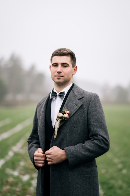 elegante novio al aire libre el día de la boda