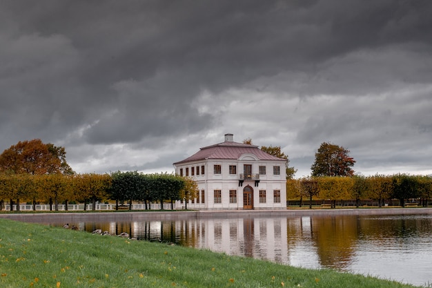 Elegante Palacio Marly en el parque de la ciudad de Pertergof, San Petersburgo, Rusia