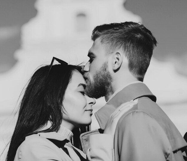 Elegante pareja besándose en la calle de la ciudad