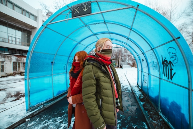 Elegante pareja en la ciudad de invierno