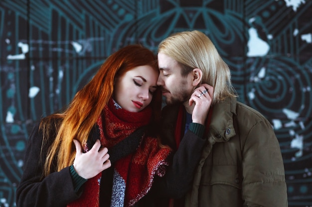 Elegante pareja en la ciudad de invierno