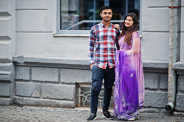 Elegante pareja hindú india posó en la calle