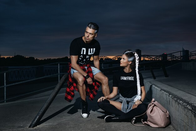 Elegante pareja en el skate park