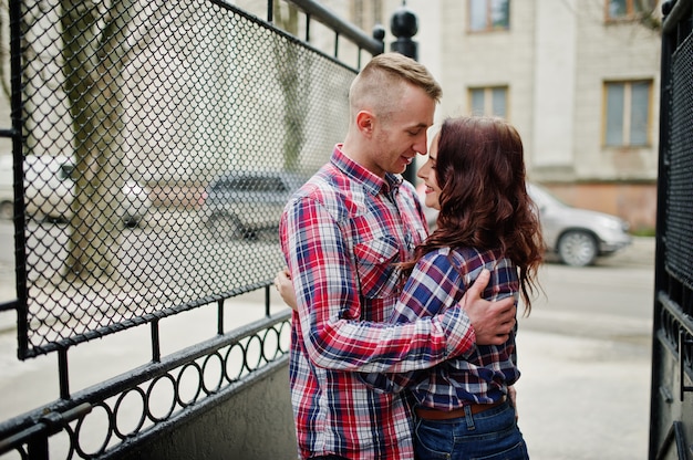 Elegante pareja usa camisa a cuadros en el amor juntos