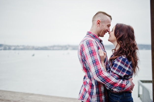 Elegante pareja usa camisa a cuadros en el amor juntos