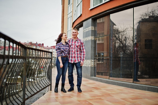 Elegante pareja usa camisa a cuadros en el amor juntos