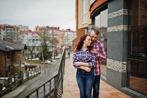 Elegante pareja usa camisa a cuadros en el amor juntos