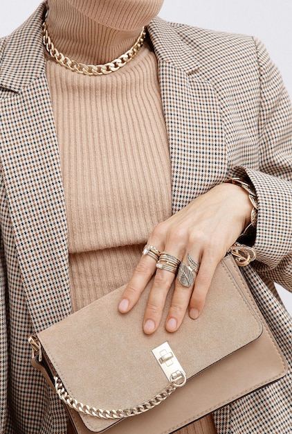 Elegante parís Dama Detalles del look cotidiano Casual chaqueta beige a cuadros y accesorios bolso de terciopelo anillos y cadena Trendy Estilo minimalista Moda otoño invierno primavera look book