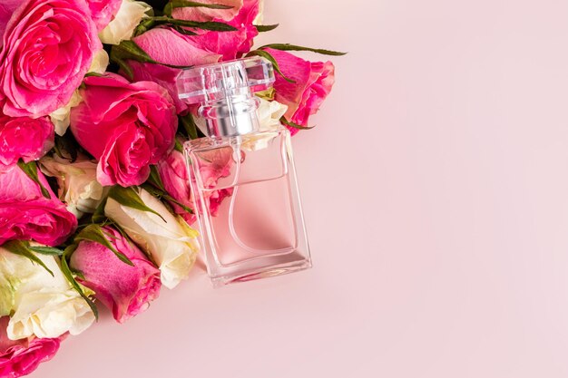 El elegante perfume floral en una botella transparente se encuentra en los brotes de rosas frescas Un espacio de copia Concepto de perfume y belleza.