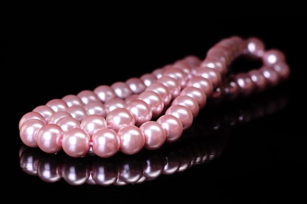 Elegante Perle auf einem dunklen Hintergrund