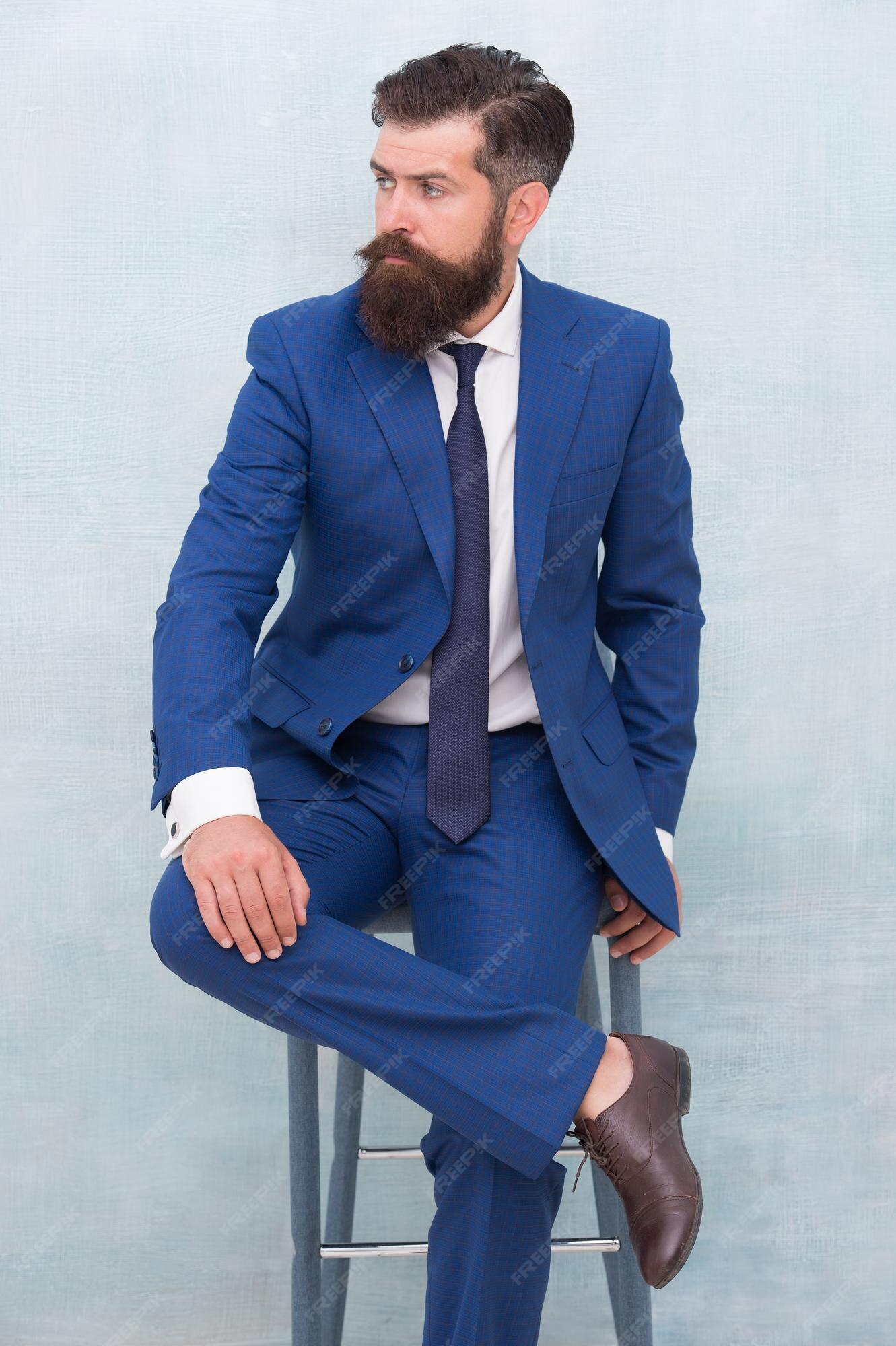 Elegante pero moderno hombre de negocios sentado en una silla hombre de negocios o empresario elegante hombre de negocios con traje formal hombre de negocios brutal con ropa formal moda y estilo Elegante pero moderno hombre de negocios sentado en una silla hombre de negocios o empresario elegante hombre de negocios con traje formal hombre de negocios brutal con ropa formal moda y estilo