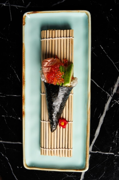 Elegante pieza de sushi ingredientes salmón aguacate Masago Vista superior Concepto de comida
