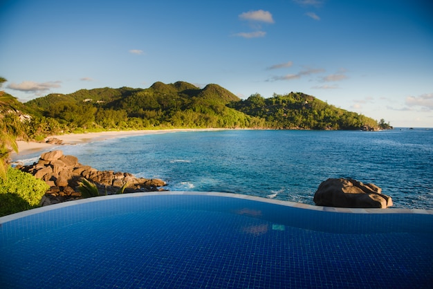 Foto elegante piscina com vista para o oceano índico