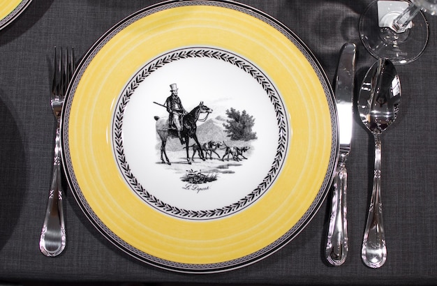 Elegante plato antiguo de lujo decorado con un grabado único del siglo XIX