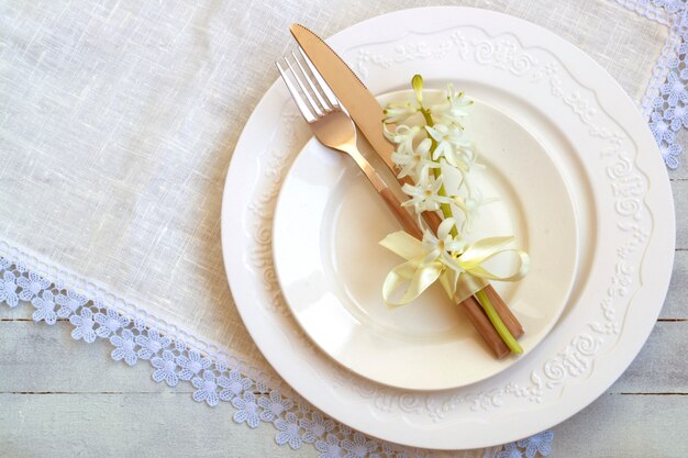 Elegante prato branco vazio, talheres em guardanapo de linho