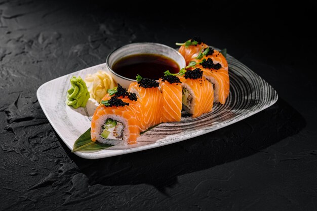 Foto elegante prato de sushi de salmão com caviar