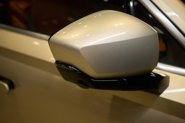 Un elegante primer plano de un elegante espejo lateral del coche que muestra su diseño y detalles