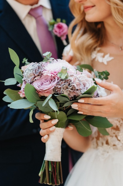 Elegante ramo de boda de flores frescas naturales y vegetación.