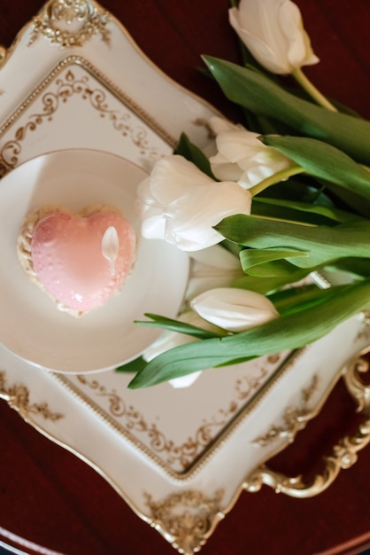 Elegante ramo de boda de flores frescas naturales y vegetación.